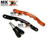 Alça Lateral Traseira / Desatolador Corona em Aluminio para KTM EXC/EXCF 250 - 300 - 350 - 450 - 2020 a 2023 - Husqvarna TE / FE / TP - 20 a 23 - Gas Gas Enduro 21 a 23